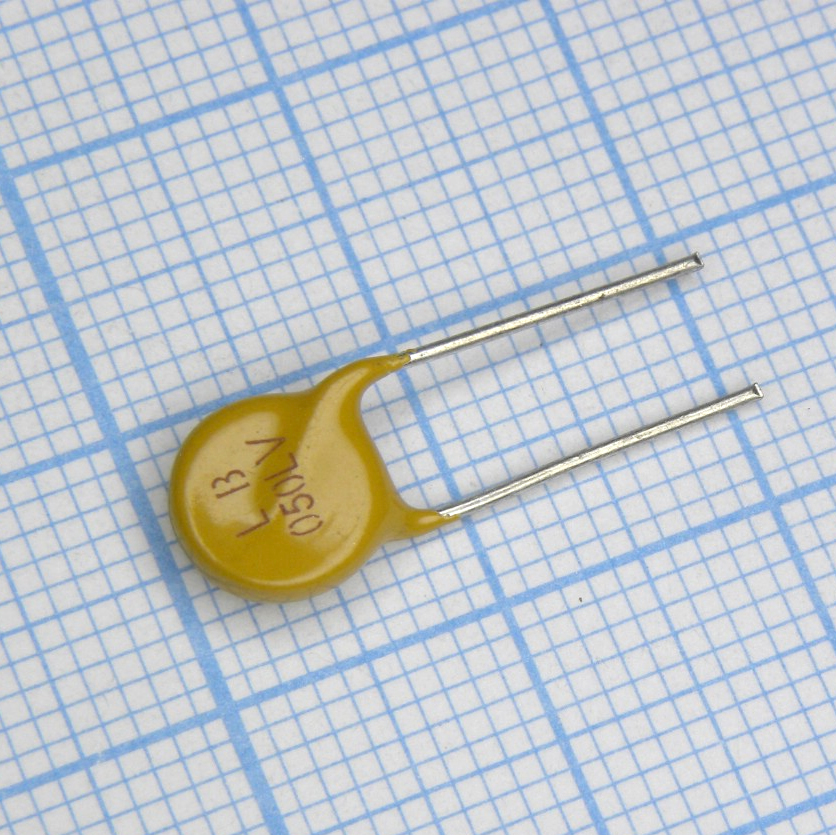 Самовосстанавливающийся предохранитель PTC 0.05A(hold) 0.12A(trip) 265V 1A 15s 18.5Ohm, радиальные выводы, 8.3 X 10.7 X 3.8mm, россыпью
