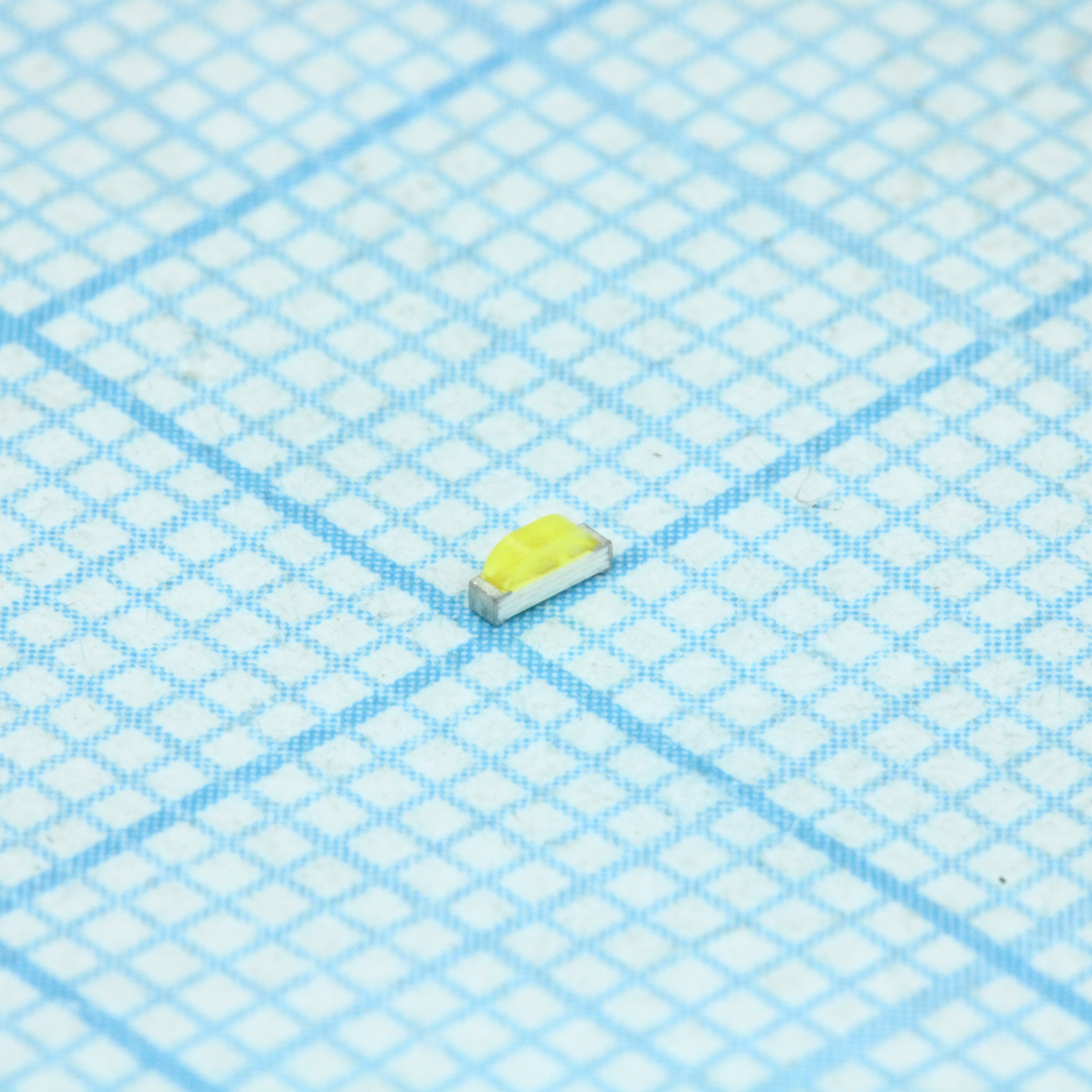 Светодиод smd 2,1х0,6мм/белый/120-180мкд/желтый флуоресцентный/120°/угловой