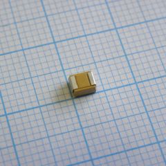 ЧИП-конденсатор танталовый 6.8мкФ 20В типоразмер B ±10% (3.5х2.8х1.9мм) SMD 3528-21 2.5Ом 125°С автомобильного применения лента на катушке