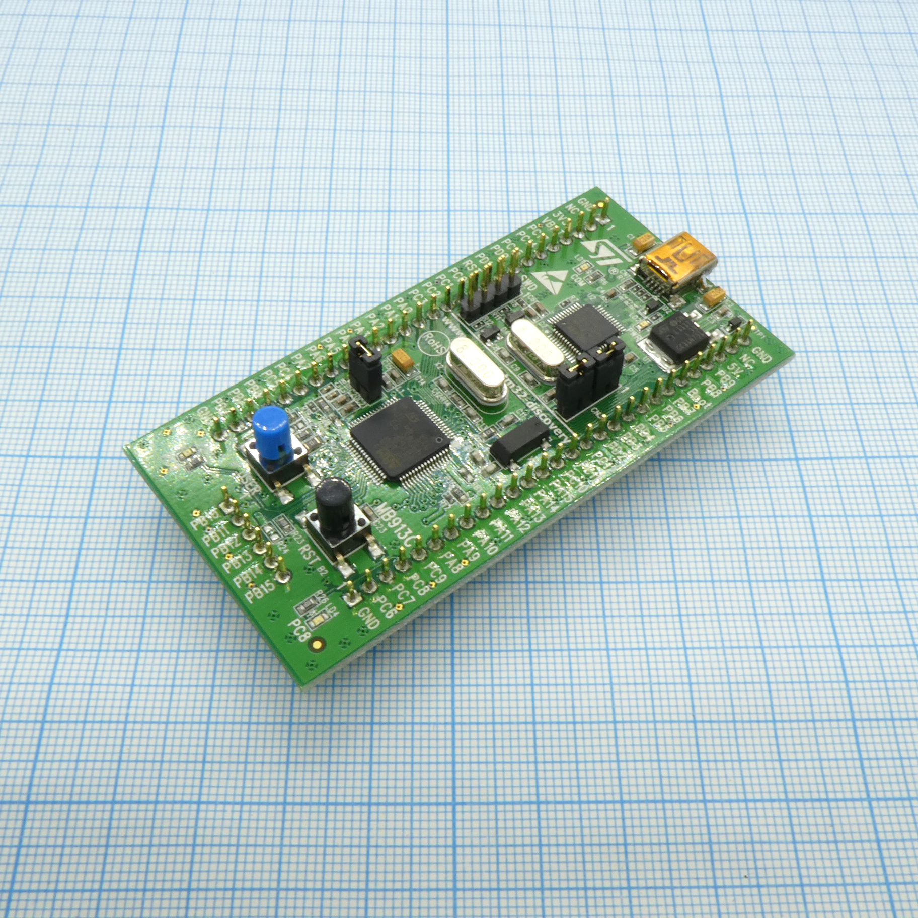 Отладочный комплект на базе STM32F100 контроллера. В составе: ST-Link - внутрисхемный отладчик, пара светодиодов и кнопок.