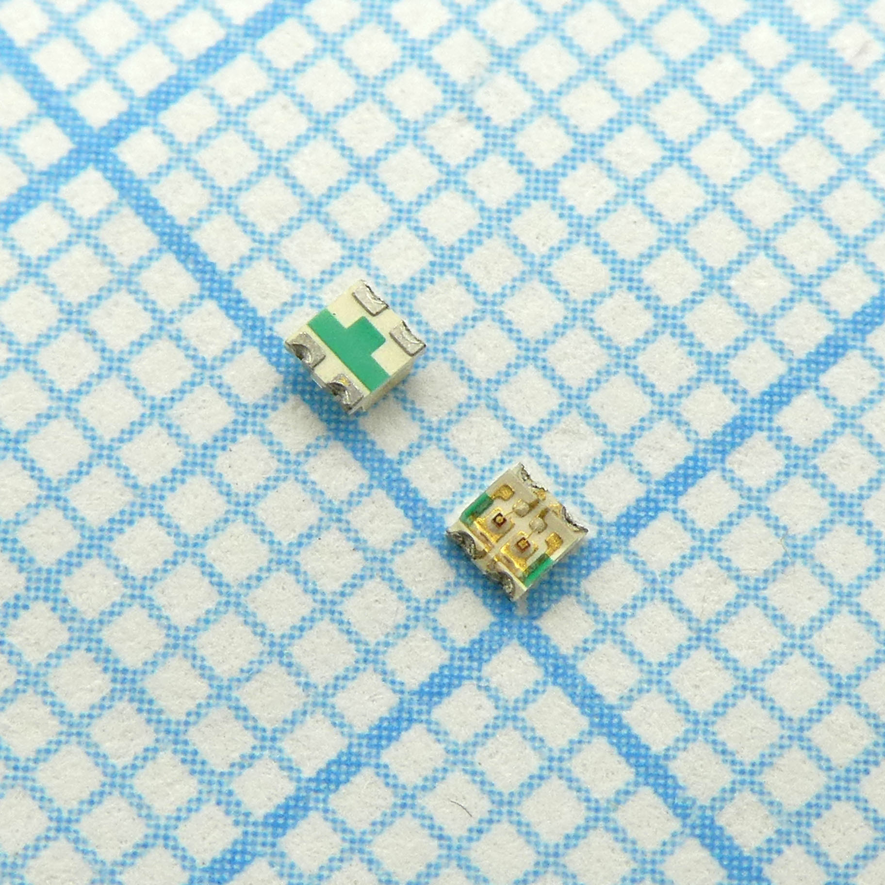 Светодиод smd 1,6х1,5мм/красный/625нм/8-15мкд - зеленый/568нм/5-12мкд/прозрачный/120°