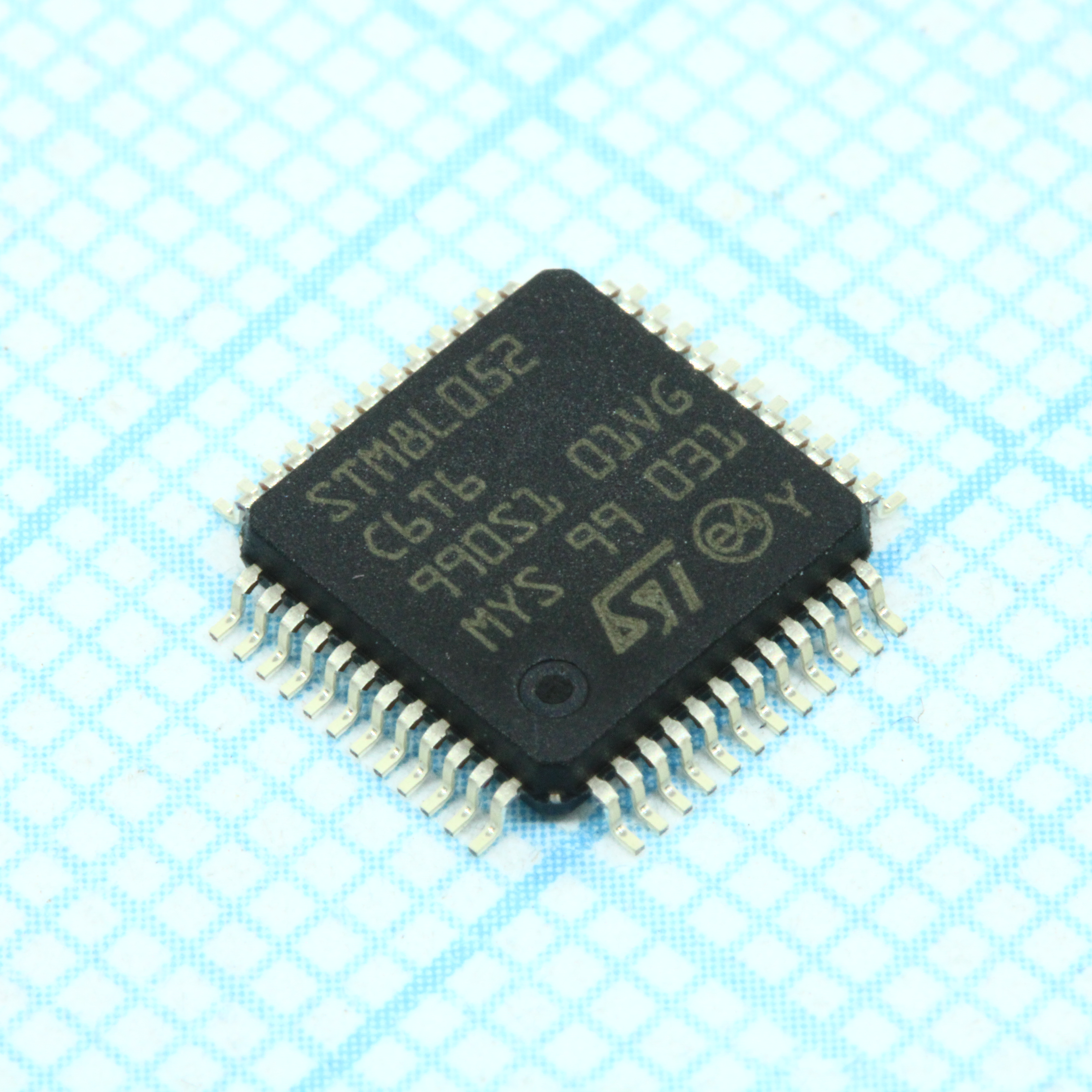 8-bit микропотребляющий, 16МГц, 32кБ Flash (256б EEPROM - включено), 2кб ОЗУ, 2х16-бит таймера, SPI, I2C, USART, 12бит АЦП, LCD, 4 DMA