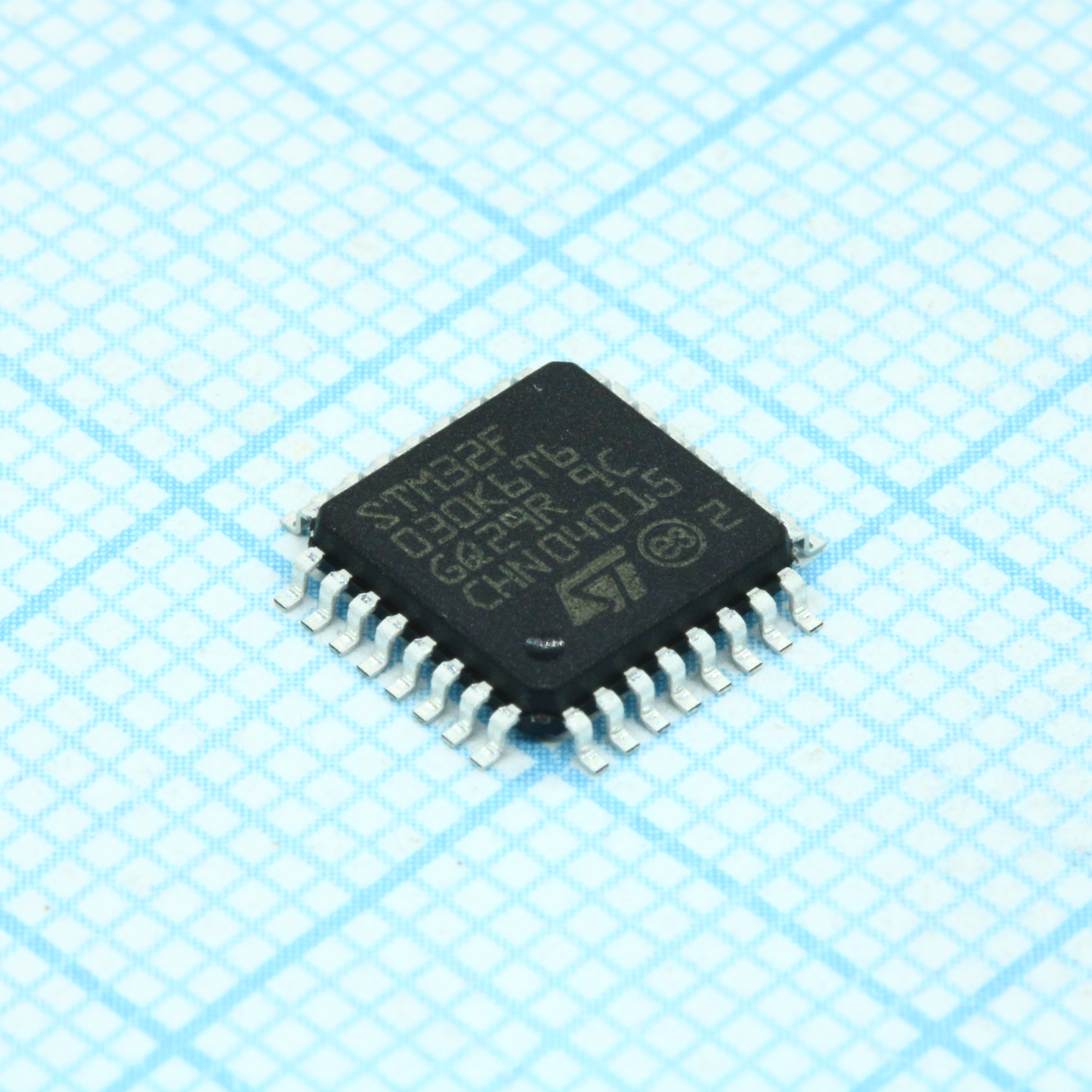 32бит ARM Cortex M0, 48МГц, 32кб Flash, 4кб ОЗУ, SPI, I2C, 1xUSART, 4 таймера, АЦП 12 бит * 12 каналов, 26 GPIO, 2.4...3.6V, -40°C...85 °C