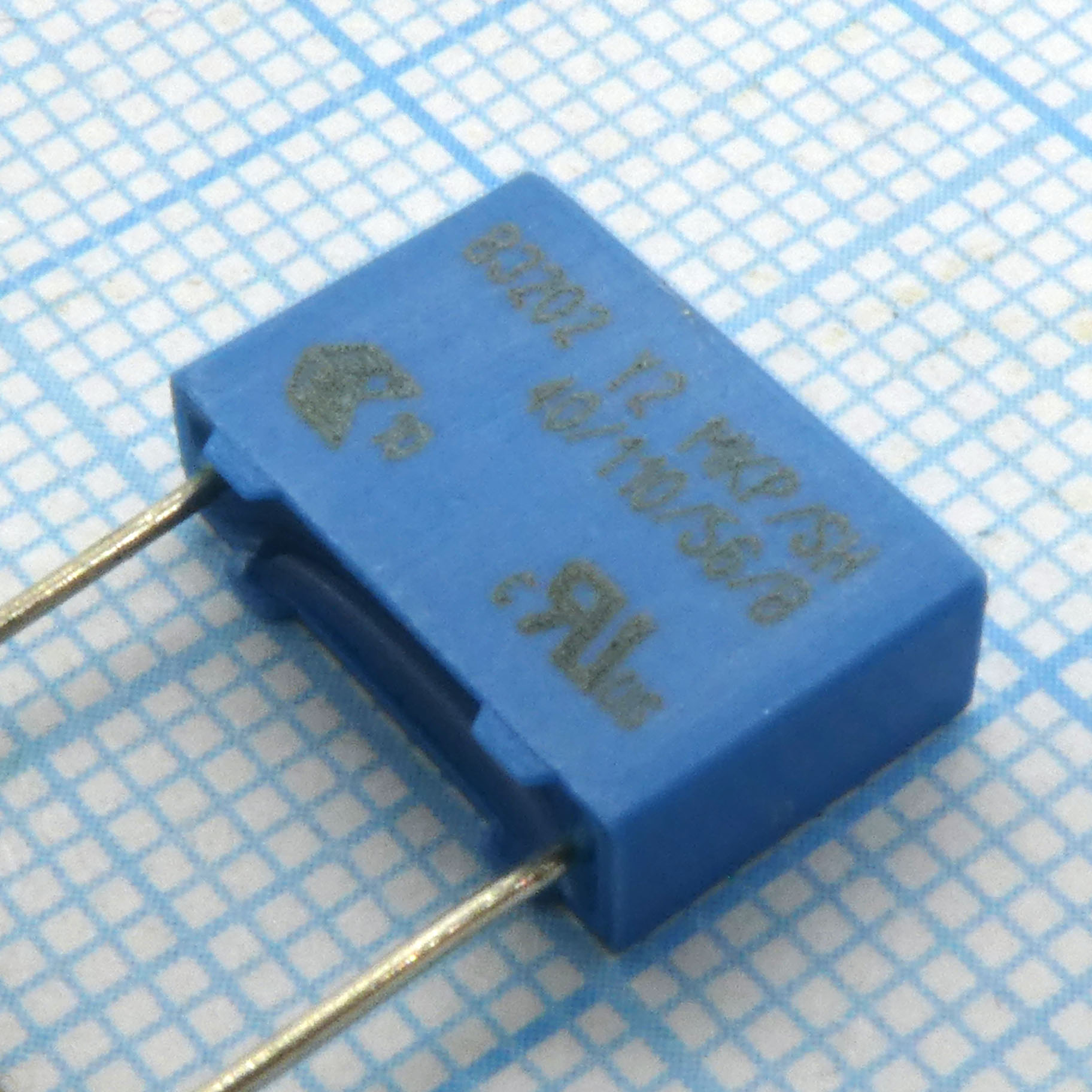 0.0015мкФ ±20% 300В e:10mm (4x9x13mm) max 110°C / Y2 class / MKP / лента в коробке помехоподавляющий кондесатор