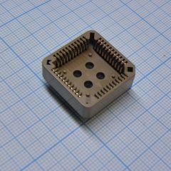 PLCC сокет 44 контакта шаг 1.27, коричневый, H=3.8мм, DIP