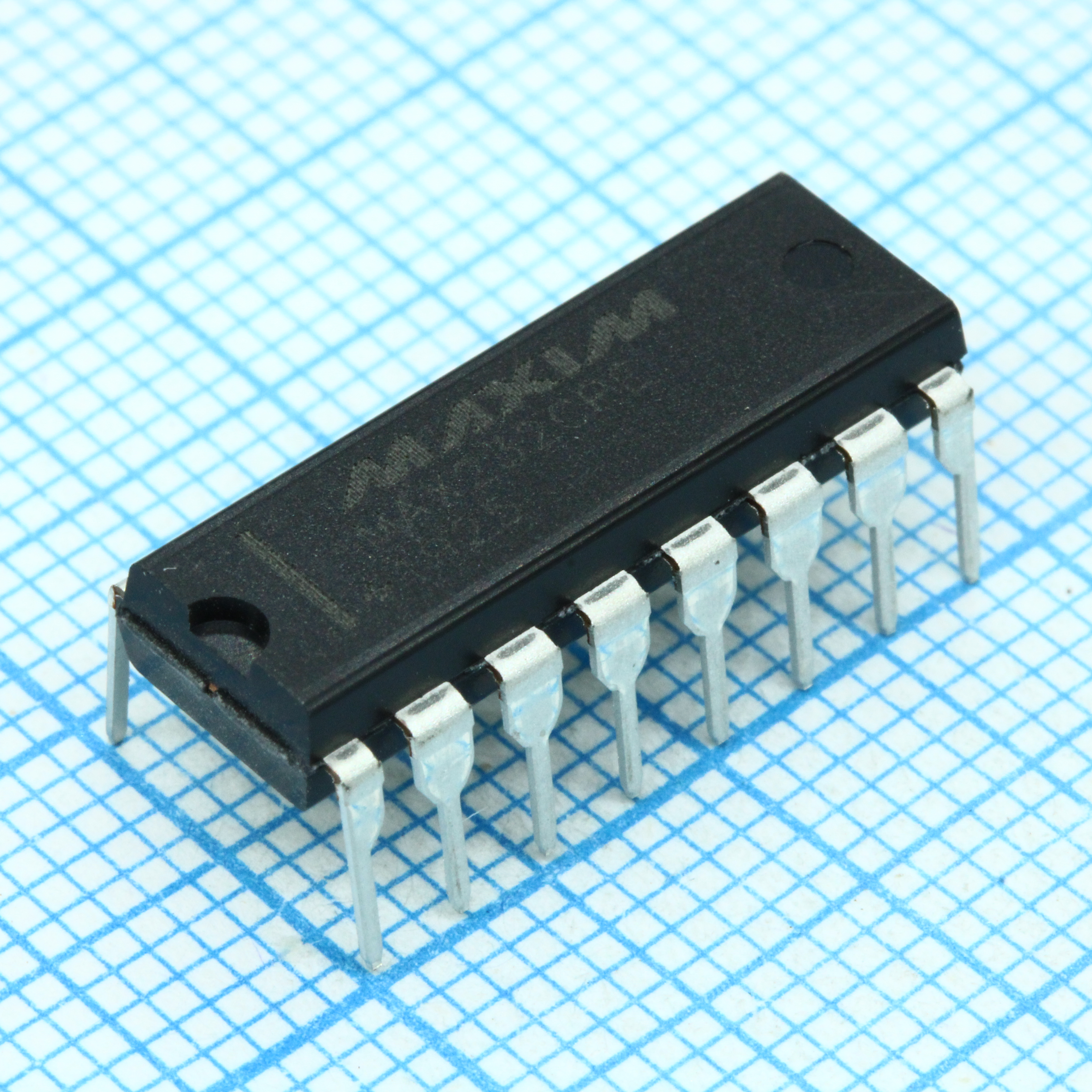 RS-232  два пpиемника и два пеpедатчика (2Dx/2Rx)