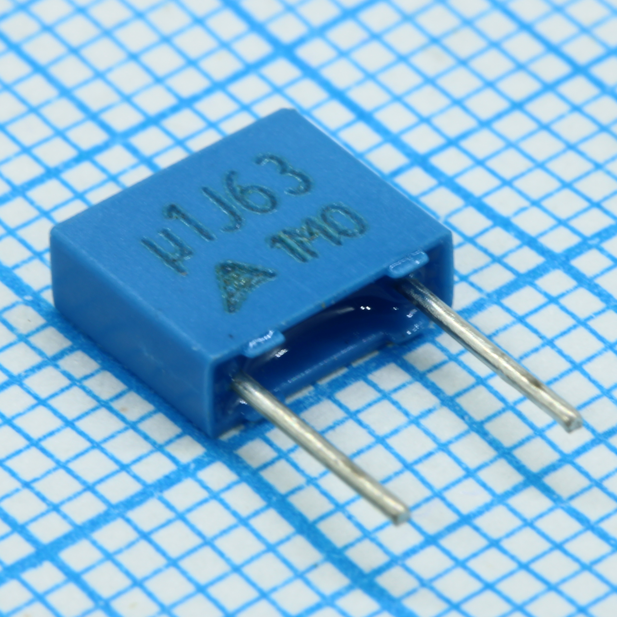 Конденсатор металлоплёночный полиэтилентерефталатный 0.1мкФ 63В ±5% (7.3х2.5х6.5мм) шаг выводов 5мм 125°С автомобильного применения россыпь