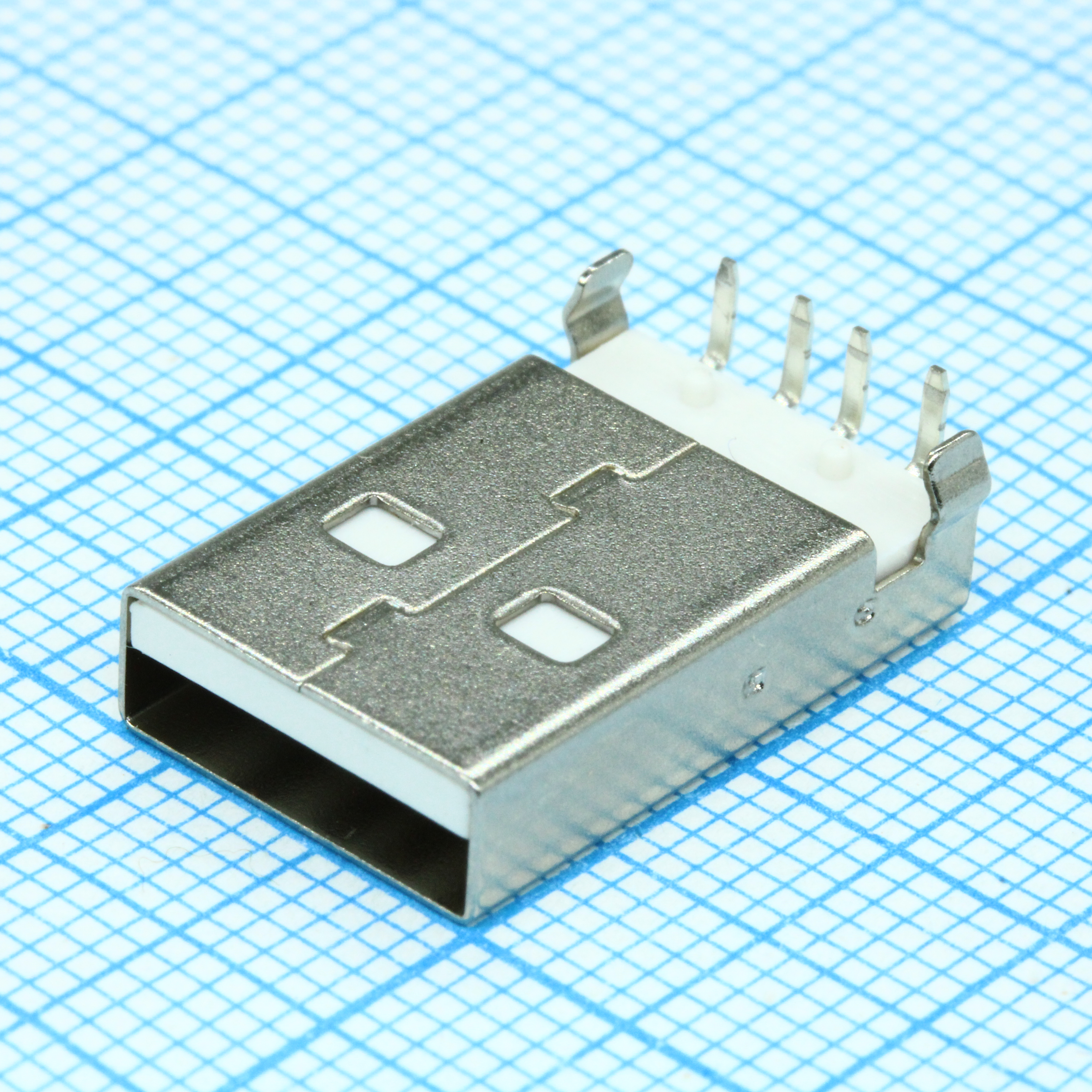 Разъем USB A вилка угловая на плату, белый изолятор, монтаж в отверстия