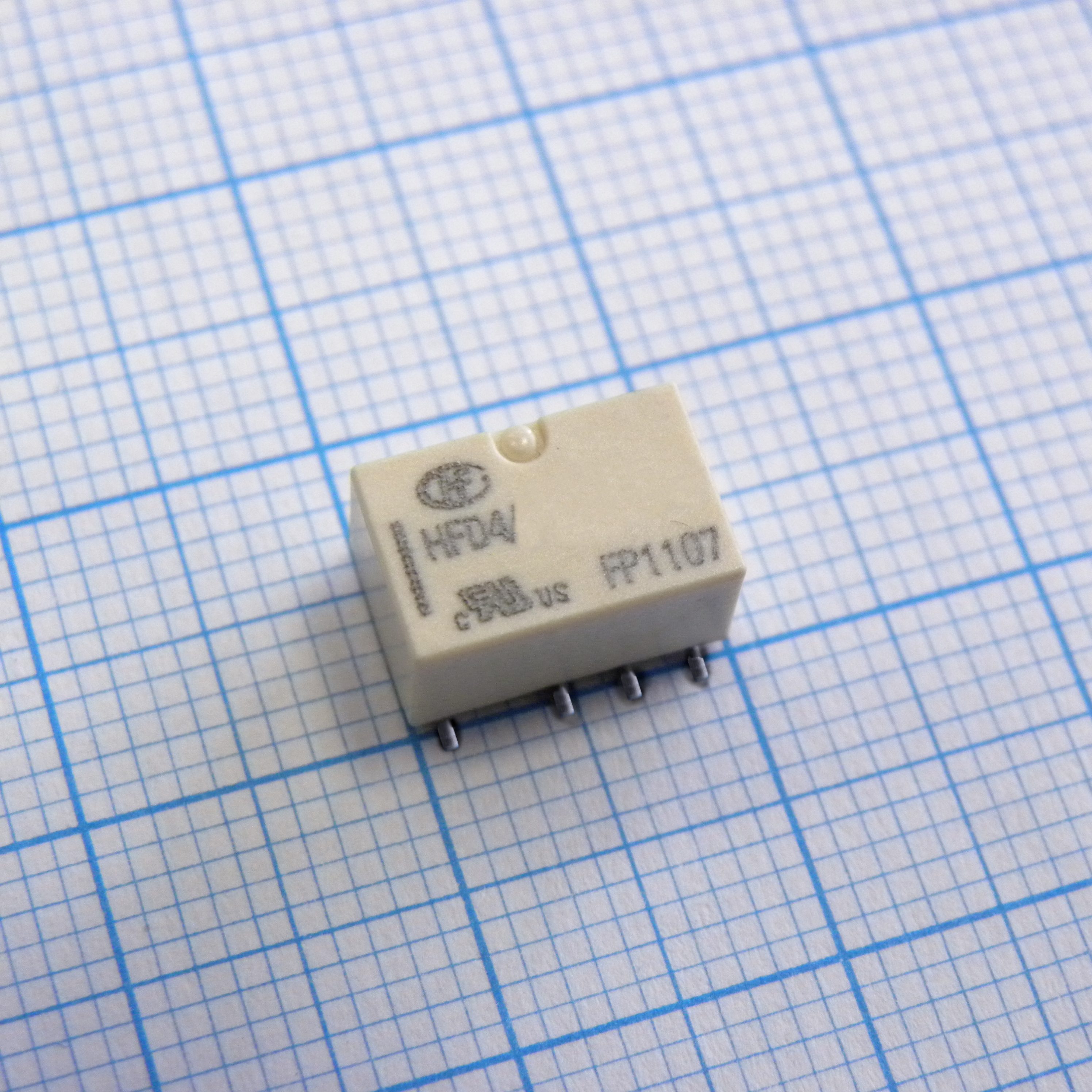 Сверхминиатюрное сигнальное реле для поверхностного монтажа серия HFD4 2 A DPDT (две контактных группы-два направления) катушка 5В