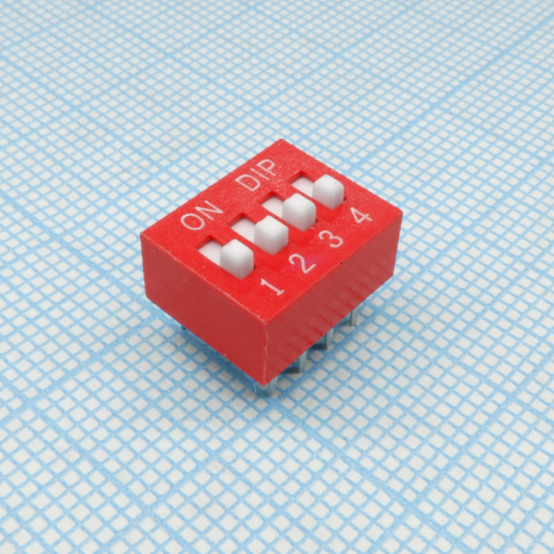 DIP-переключатель 4 группы красный монтаж в отверстие шаг 2.54мм 0.025A 24В с выступающим движком