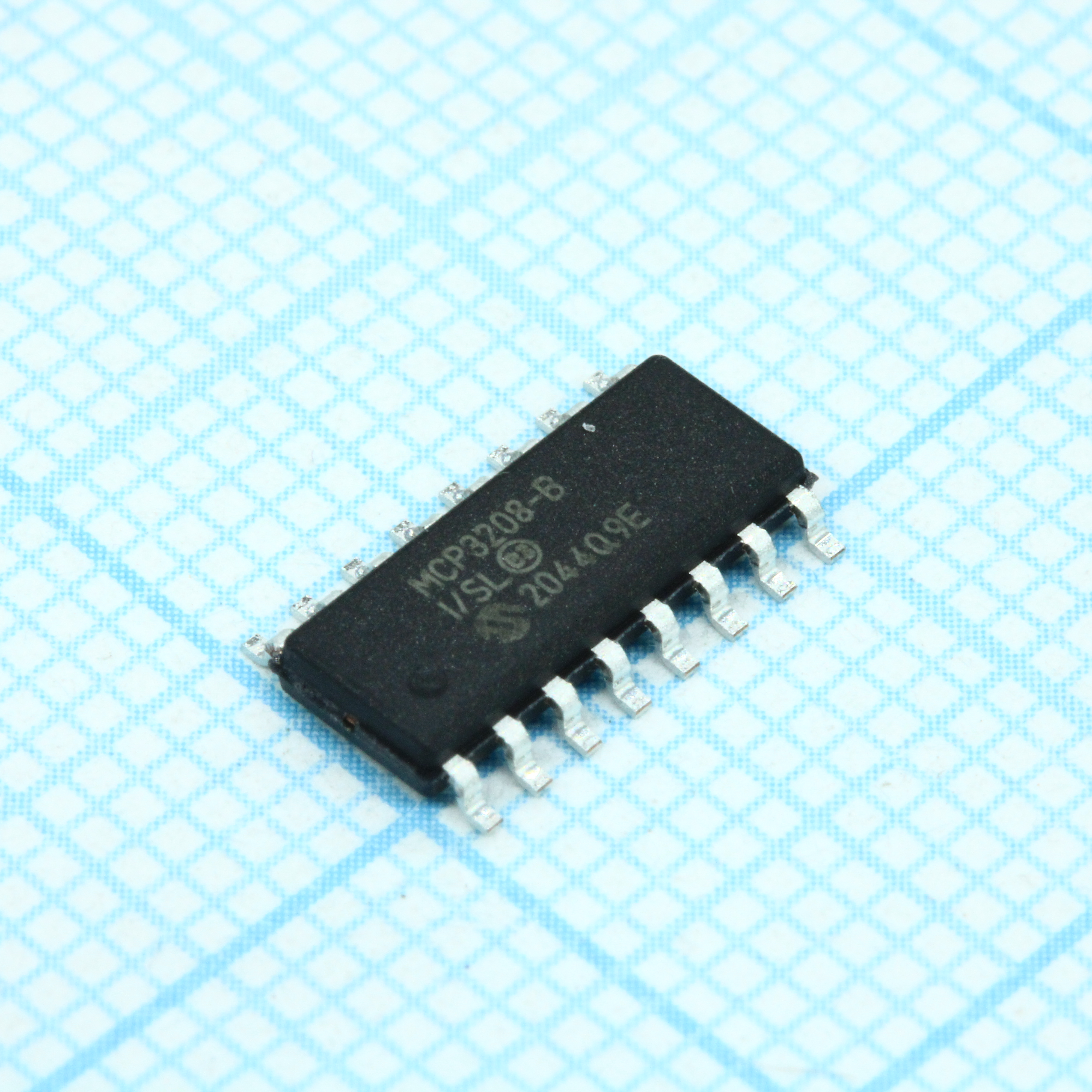 12-ти разрядный АЦП электропитание 2.7В 8-ми канальный шина SPI 16SOIC