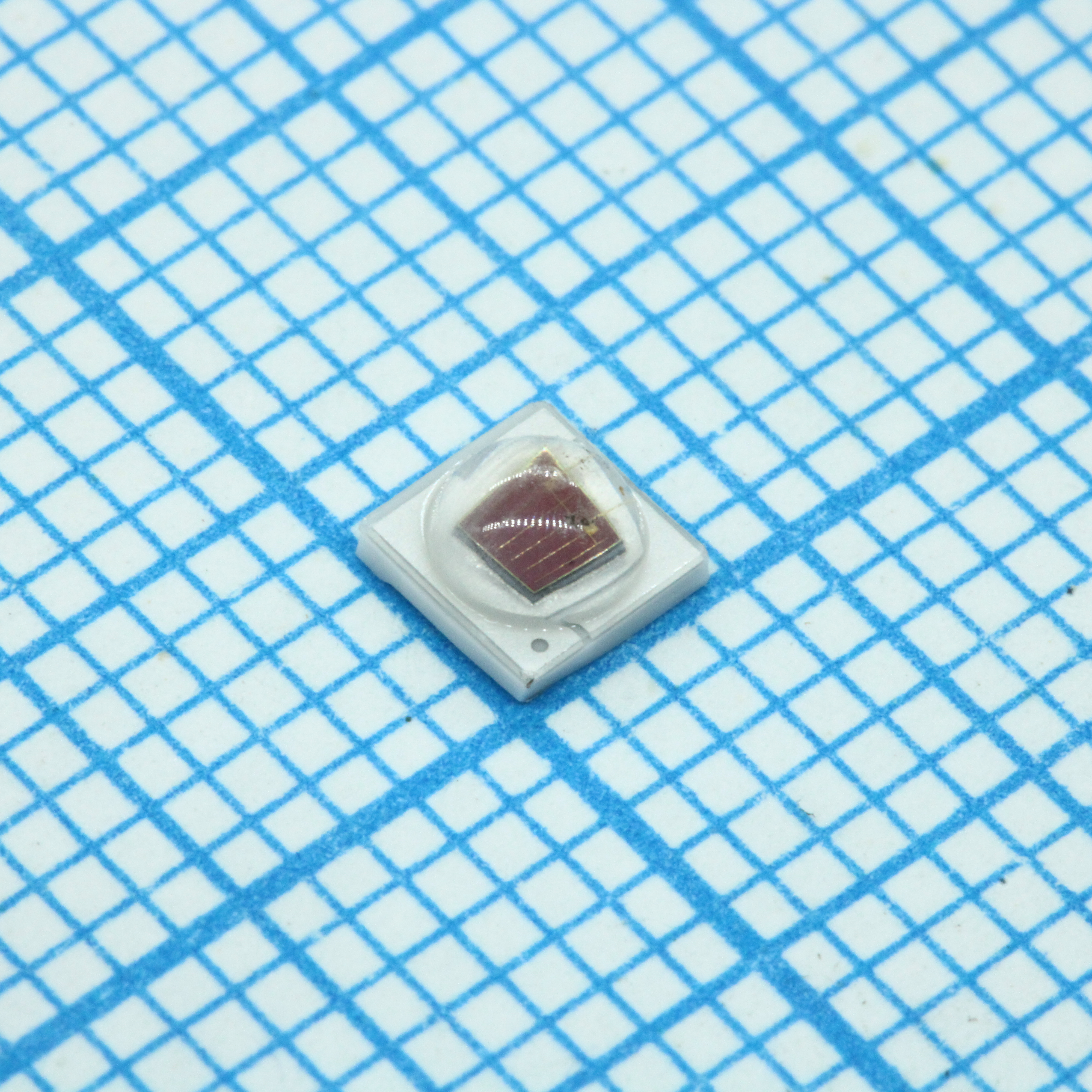 Светодиод smd 3,45х3,45мм/красный/640нм/35-55Лм 550mW при 700мА/1Вт/2.2-3В/130°