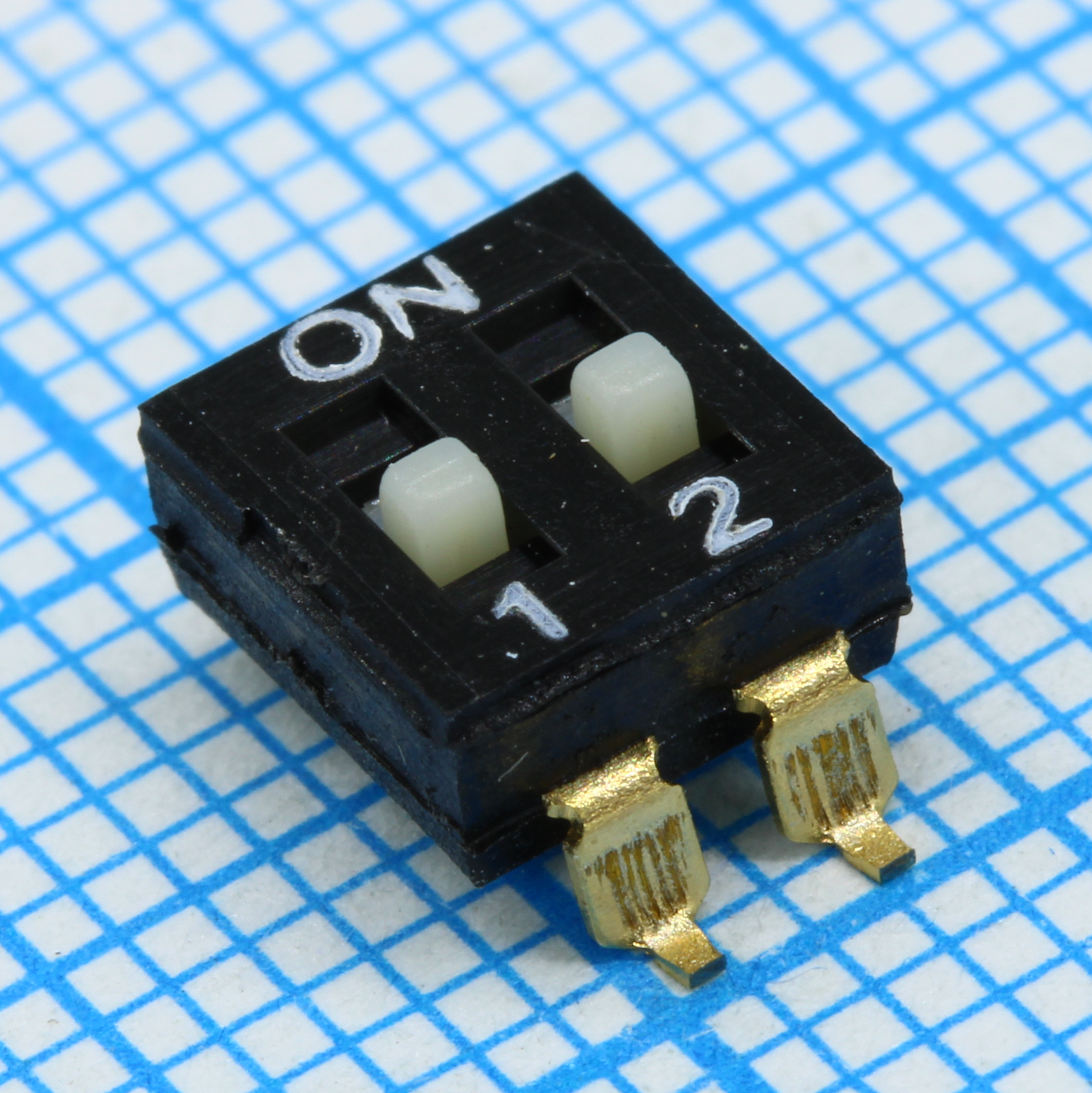 DIP-переключатель 2 группы SMD монтаж шаг 2.54мм 0.025А 24В с выступающим движком