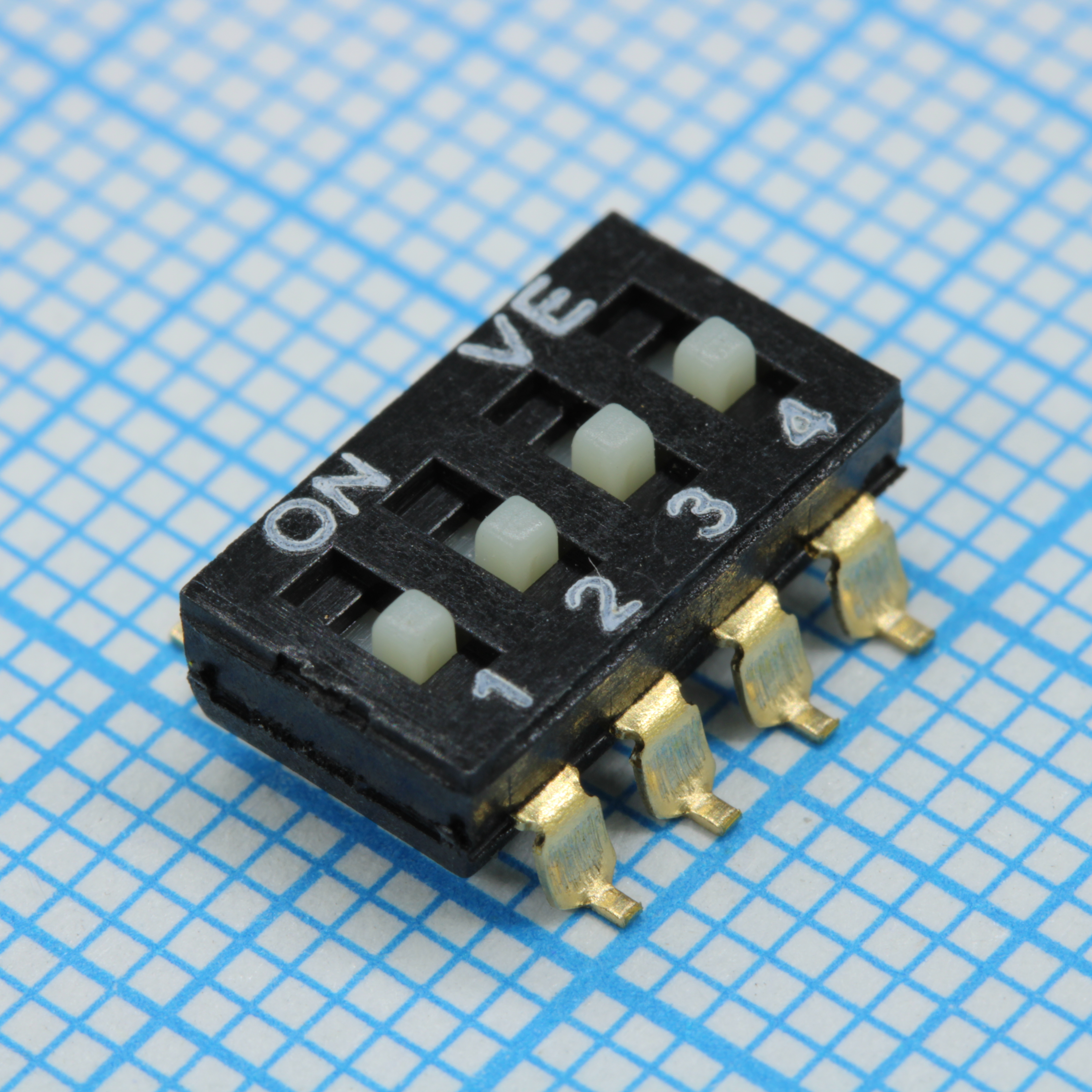 DIP-переключатель 4 группы SMD монтаж шаг 2.54мм 0.025А 24В с выступающим движком