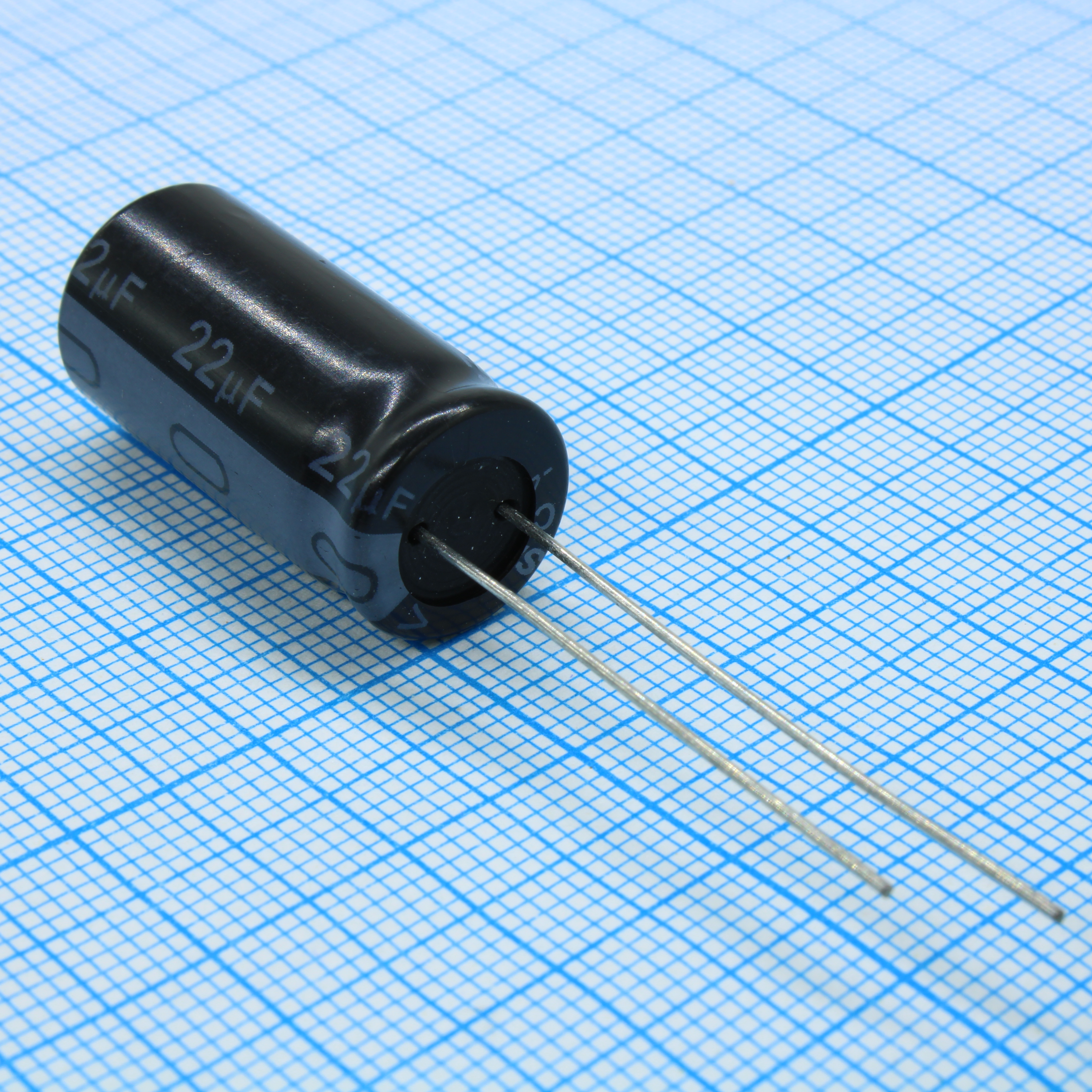 Конденсатор алюминиевый электролитический  25VDC 2200uF 20% 12.5*25мм 2.35A