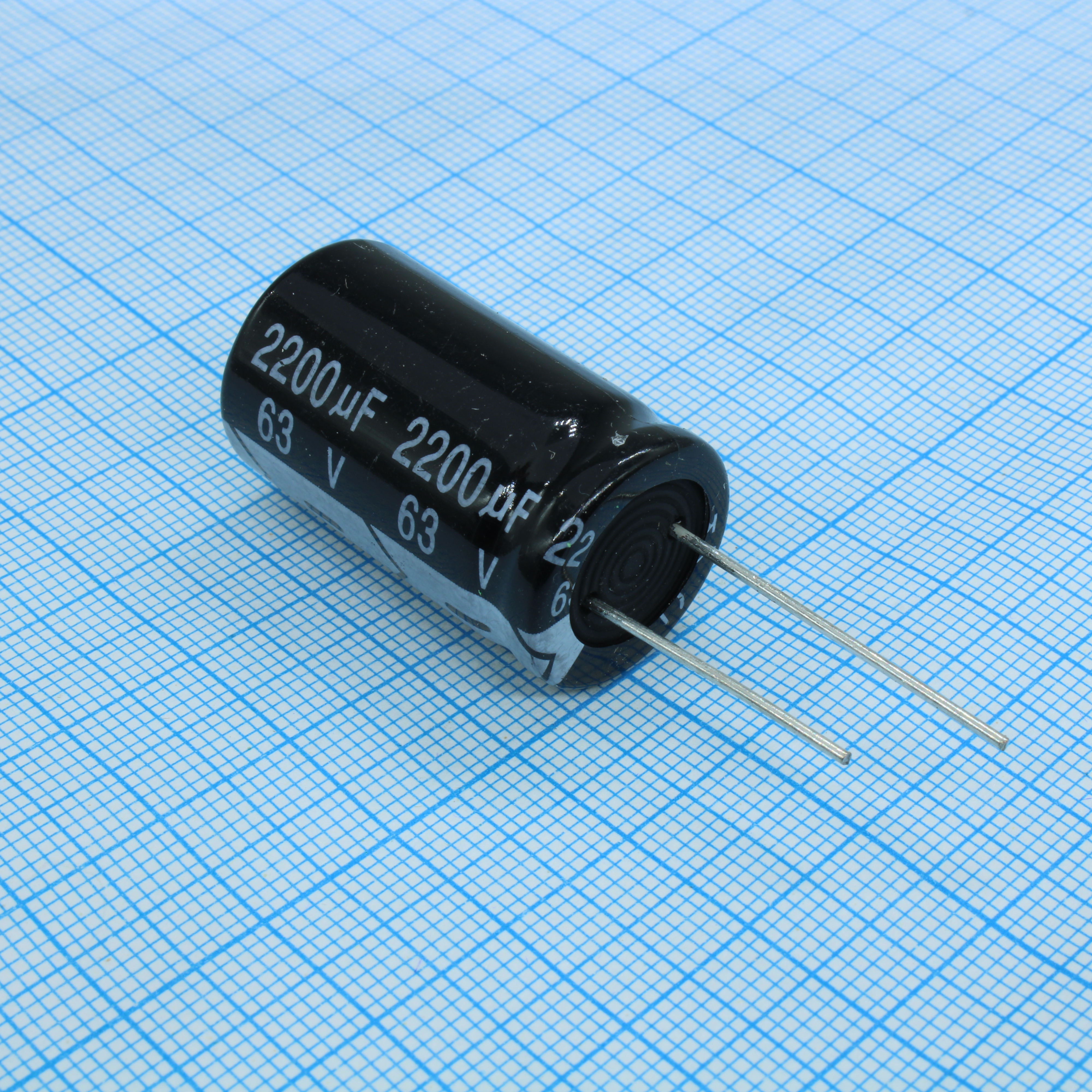 Конденсатор алюминиевый электролитический 2200мкФ 63В ±20% (18х30мм) радиальный 7.5мм 2000часов 105°C россыпь