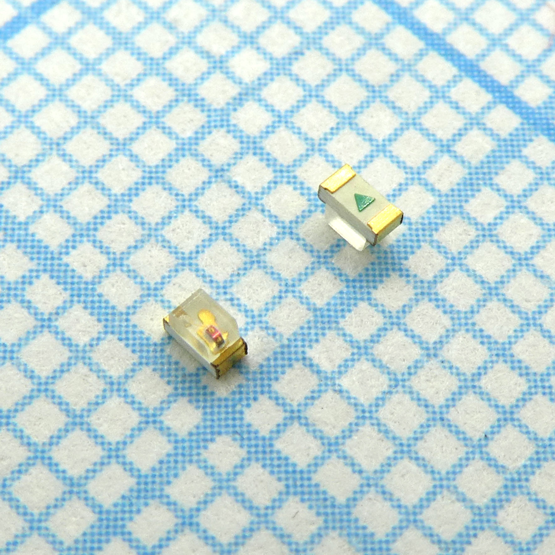 Светодиод smd 1,6х0,8мм/желтый/588нм/3-8мкд/прозрачный/120°