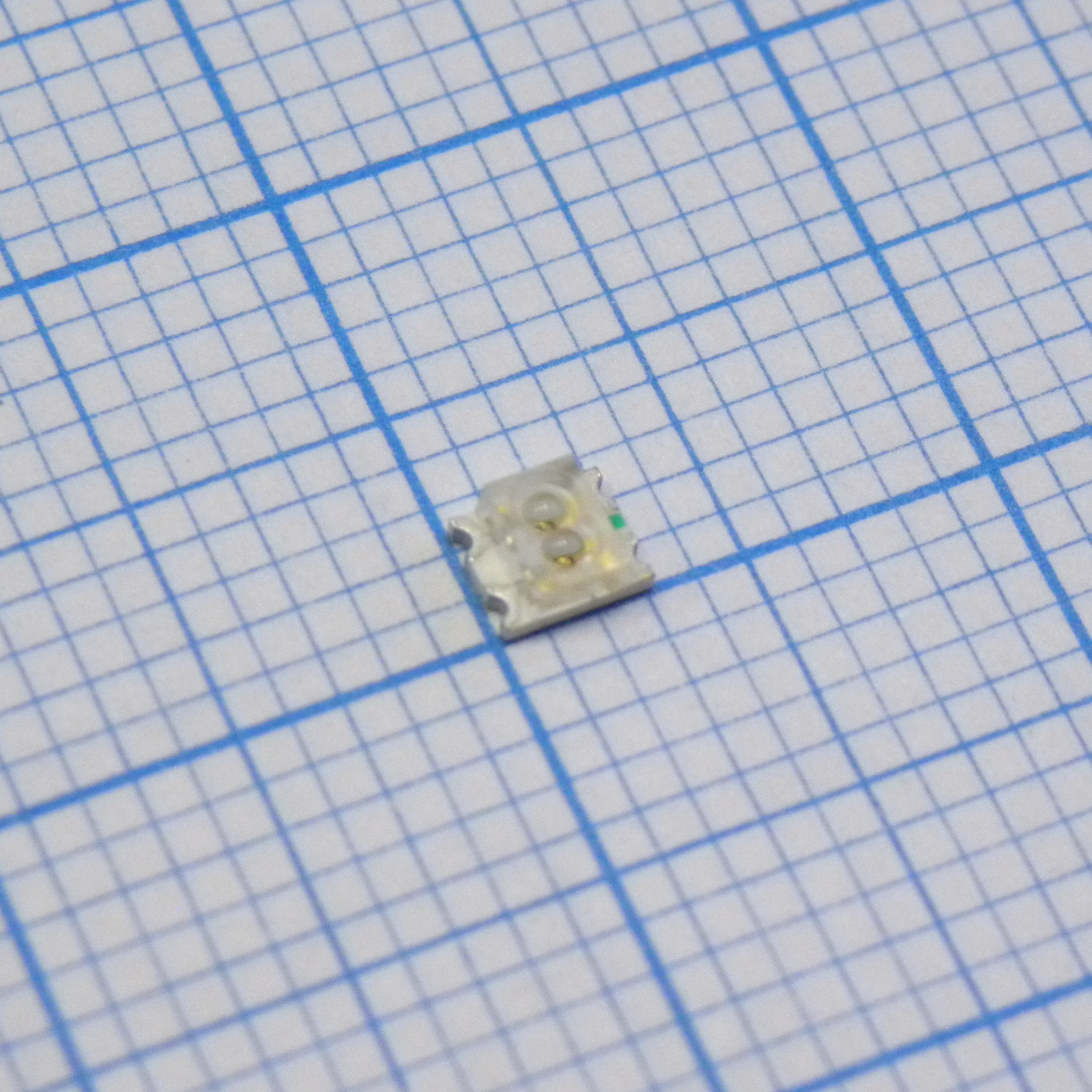 Светодиод smd 3х2,5мм/красный/635нм/380-800мкд - зеленый/570нм/18-120мкд/прозрачный/100°
